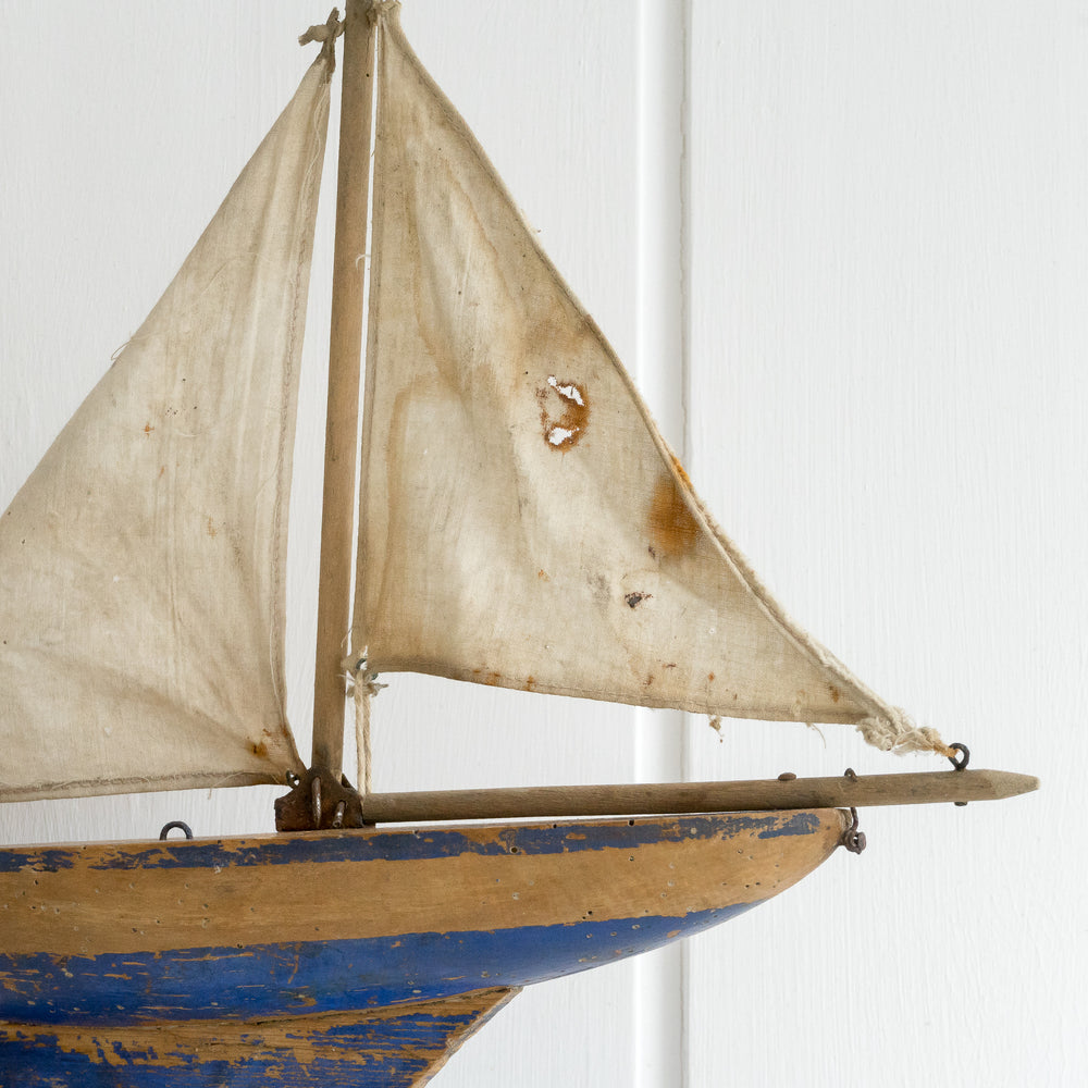 WONDERFUL VINTAGE POND YACHT