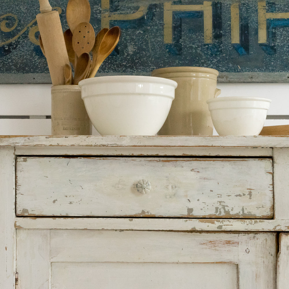 
            
                Load image into Gallery viewer, WHITE RUSTIC CUPBOARD
            
        